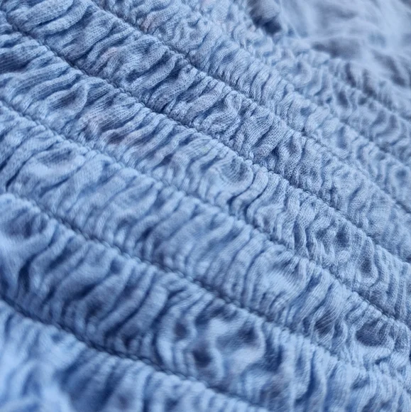 Light blue stretchy crop top with bleach stains - Picture 3 of 3